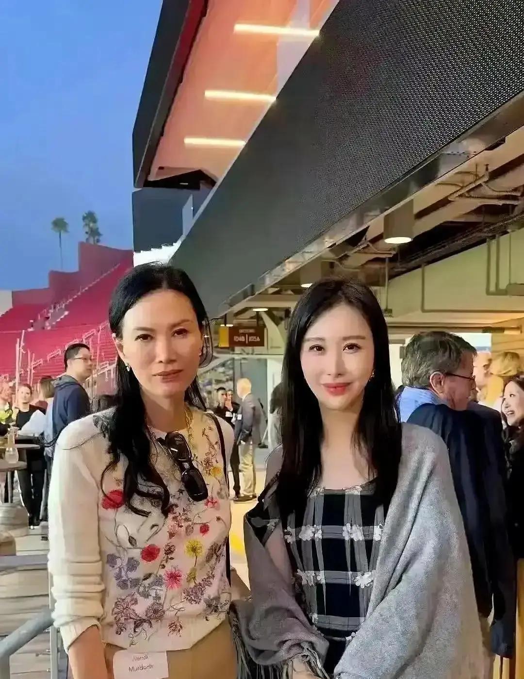 邓文迪田朴珺同框，一个被夸上天一个被骂惨昨天活动照片一出，评论区吵翻天。左