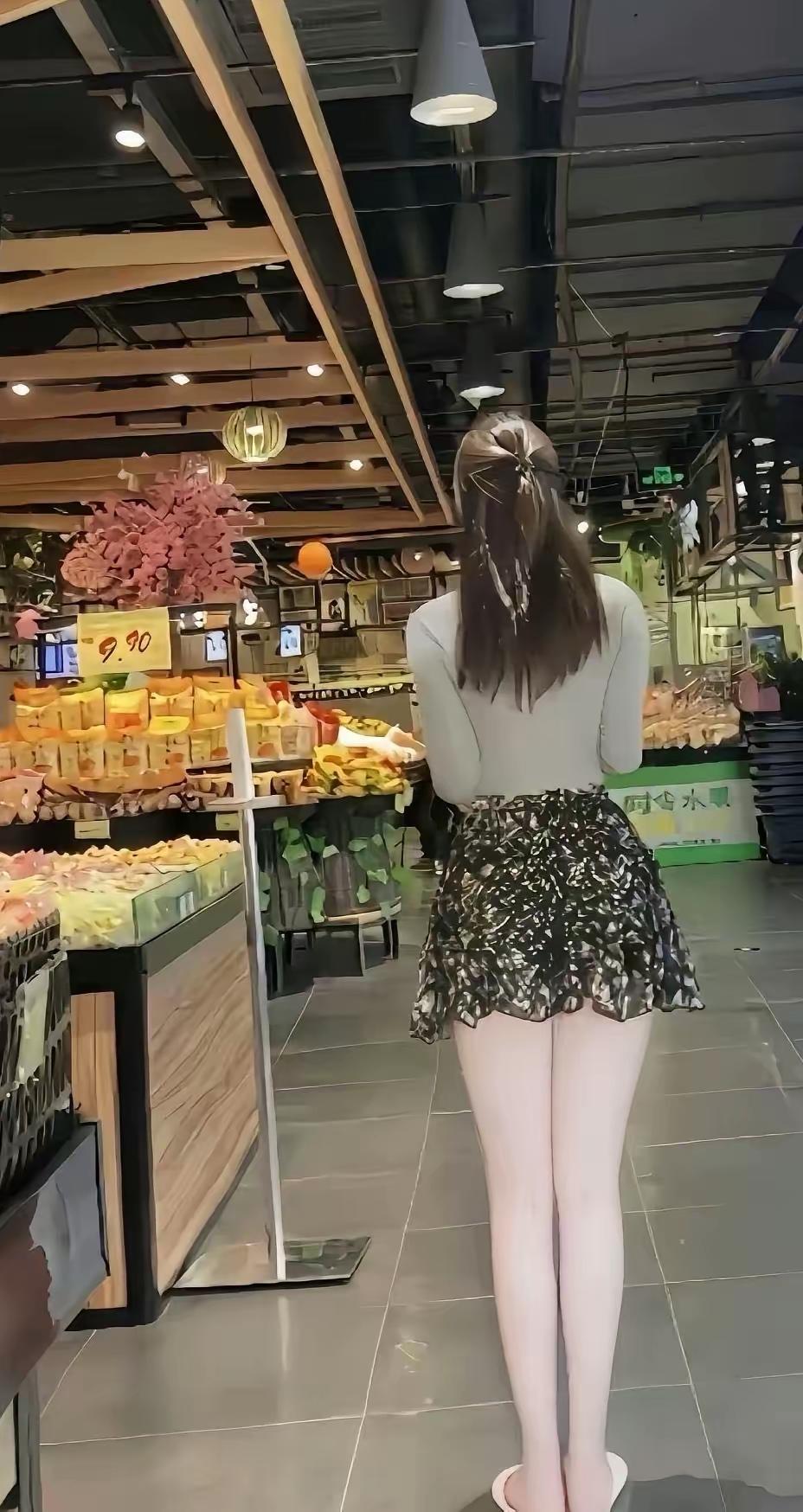 从背后看一眼就沉沦的背影，造物主太偏心，美白的肌肤，很棒的身材，超人的气质，每一