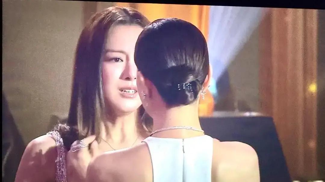 三封视后那晚，她先给新人整理头发TVB颁奖礼镜头扫过，佘诗曼先抱王敏奕，顺