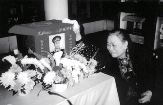 1964年王近山与黄慎荣步入婚姻殿堂，前妻韩岫岩得知竟含泪自问这一切为何会发生？