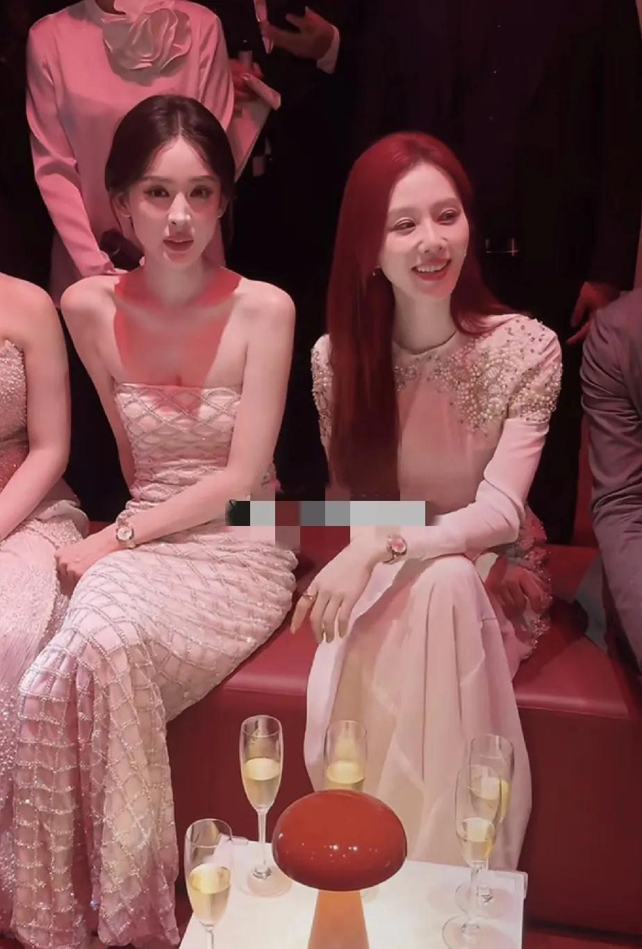 娜扎的美有一种神性，谁和娜扎一块好像都没那么自信了。