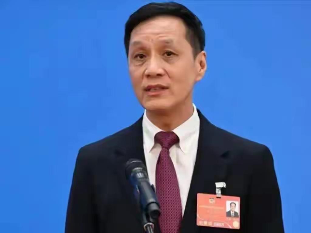 央媒对冯远征的称呼变了，两字之差释放强烈信号提到冯远征，绕不开“安嘉和”。这