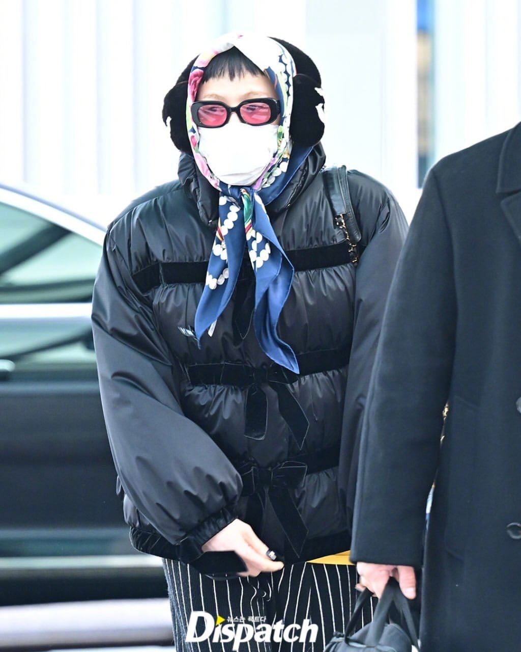 “鸡婆婆出门！”权志龙G-DRAGON现身仁川国际机场出l，应该是要亮相香奈