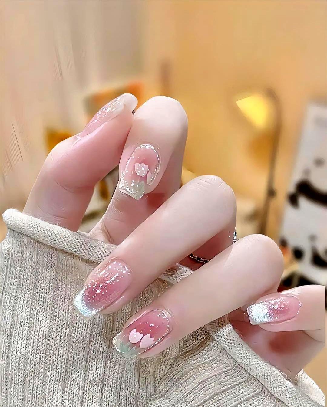 手嫩眼亮的女人，命真的好吗？美甲一换就是三百八，戒指叠戴如星点闪烁。乍看十