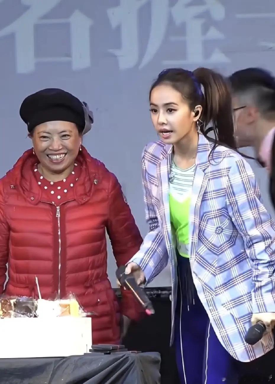 45岁的蔡依林和妈妈同框一起出席活动打扮土气被网友吐槽像凤姐。当天正值妈妈70岁