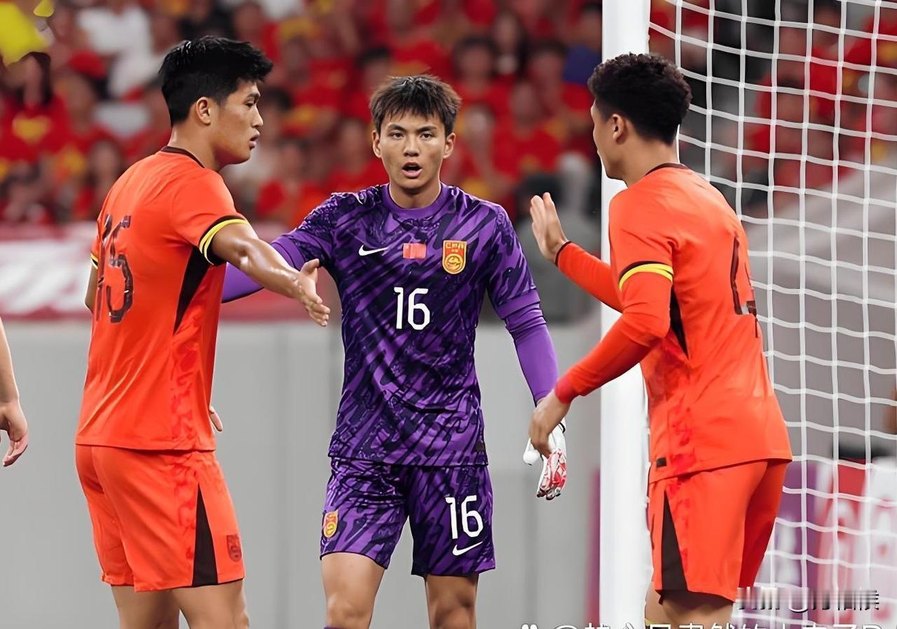 U23亚洲杯上半场与泰国争锋，三张黄牌，几乎放弃中场，从央视角度看被压着打，但是