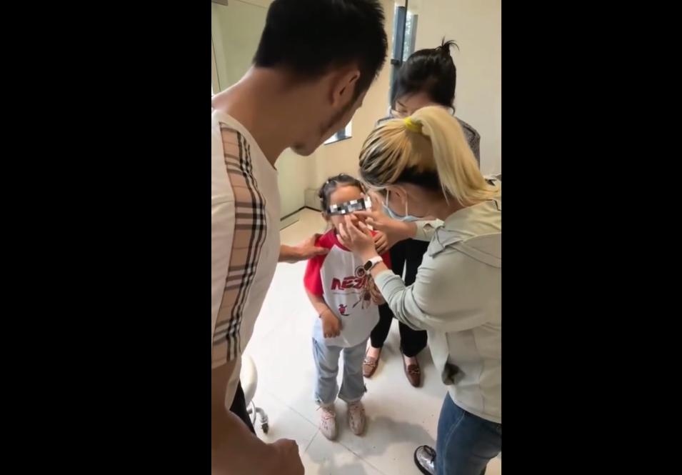 8岁女孩卓玛幼时因家人田间劳作被单独留家，遭黄鼠狼咬掉鼻子。西安交大王晶团队