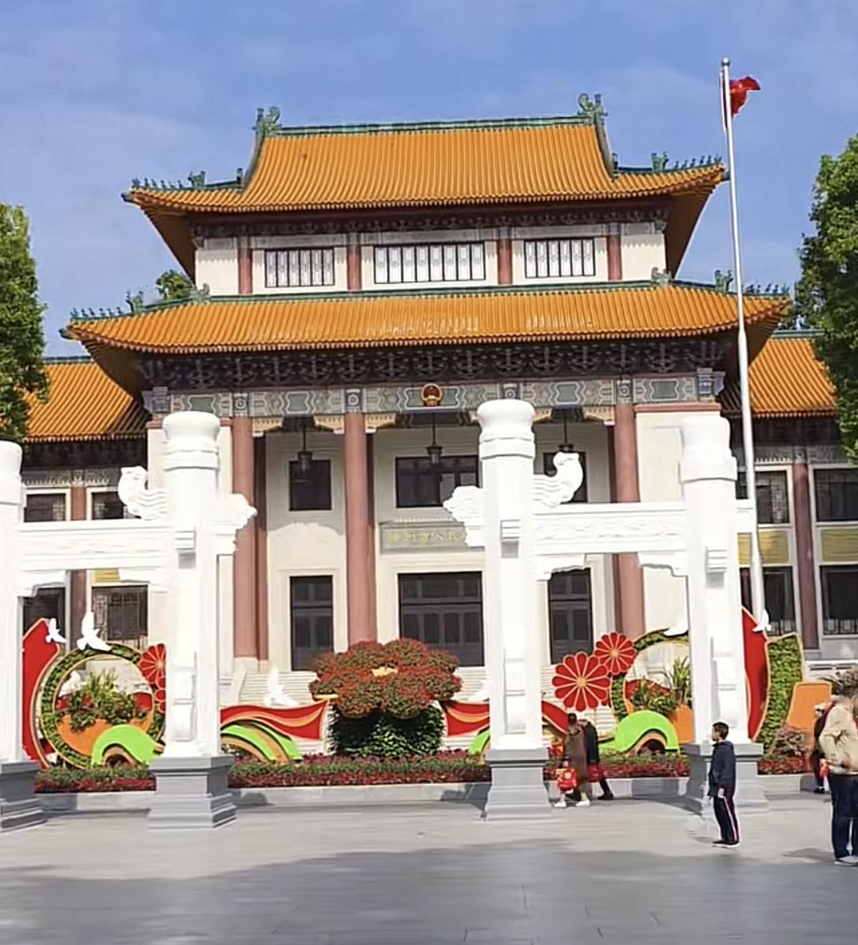 这就是一线城市广州市政府办公大楼！快一百年了，一成不变，别的办公楼叫典雅，广州这
