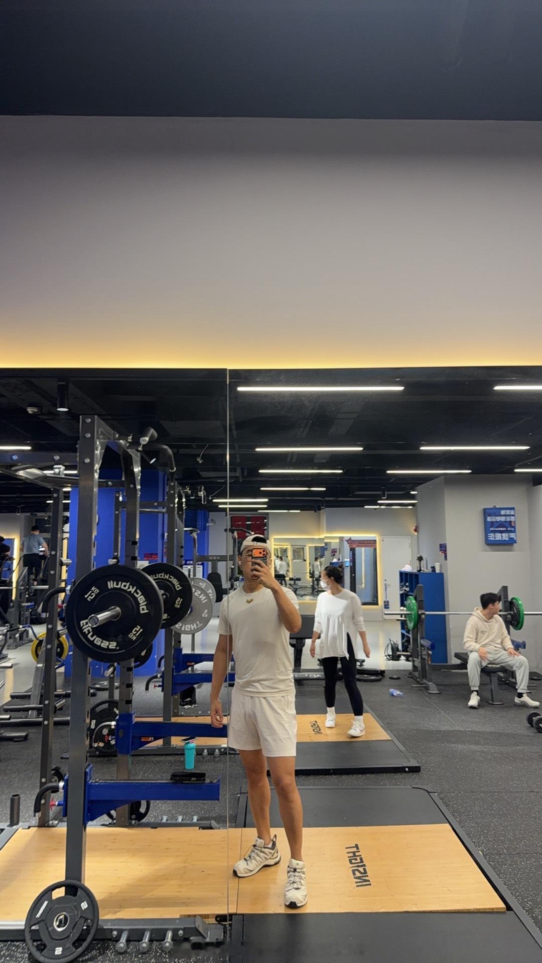 你毛重新开始锻炼了，练腿日，感觉热身就要鼠了。