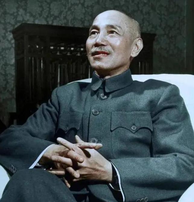 蒋介石身边有个秘书，跟了他二十四年，官至中将，被同僚私下叫作“上书房行走”。这个