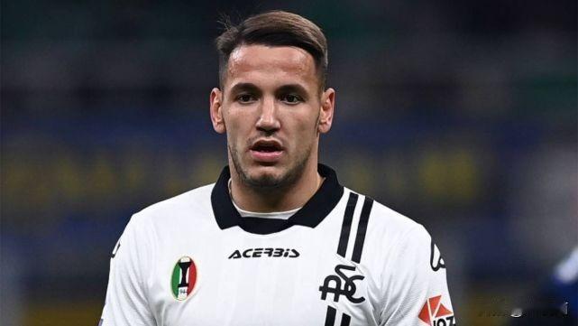 浙江队绯闻前锋阿尔巴尼亚球员马纳伊究竟是什么水平。马纳伊身高182，体重76，