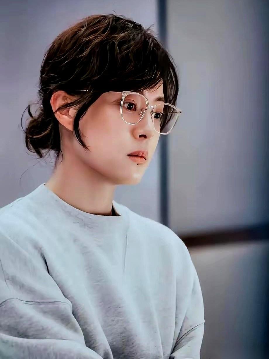 孙俪新剧《危险关系》里，那个大学老师颜聆，简直把我看得血压飙升。前一秒，她还在