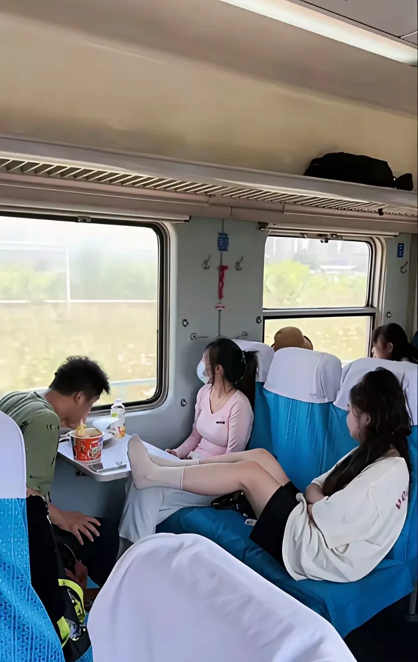 把脚放在桌子上，算不算尊重人？而且对方还在吃着泡面，这是一种怎样的素质？