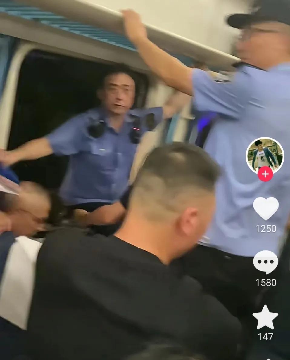 7月2日晚浙江义乌至金华路段的k1373发生故障，而且车厢是封闭式的，而且正值江