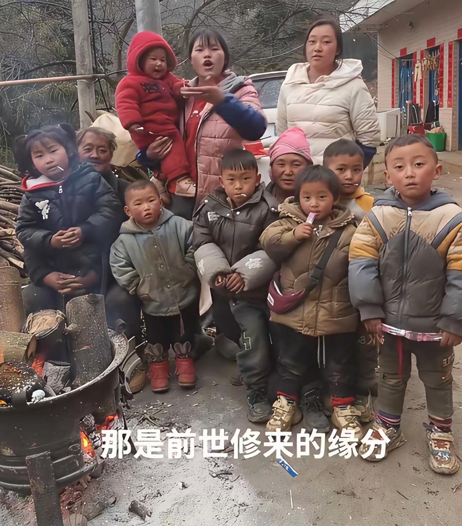 近日一位贵州的妈妈在社交平台炫耀晒出她有七个孩子，5个男孩2个女孩，她满脸骄傲说