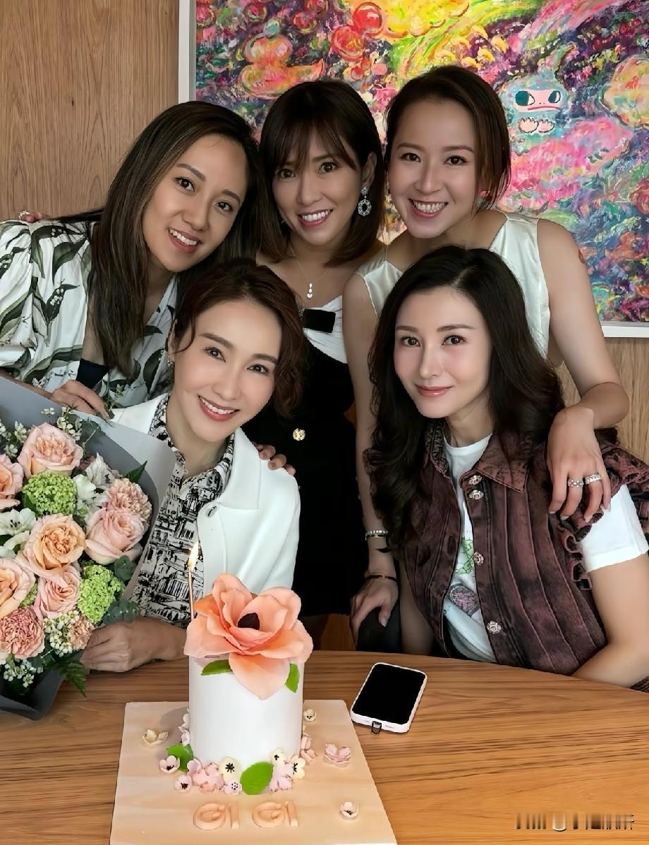黎姿生日聚会，李嘉欣到场庆贺，港圈女神同框尽显岁月温柔近日，李嘉欣晒出一组