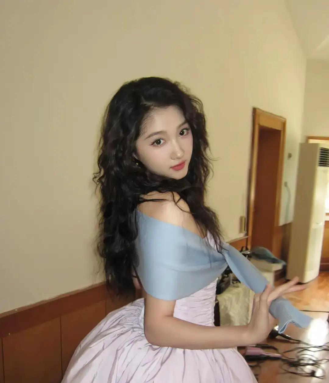 关晓彤深夜那条“爱你至死不渝”的黑玫瑰，简直是给内娱扔下了一颗深水炸弹。鹿晗上