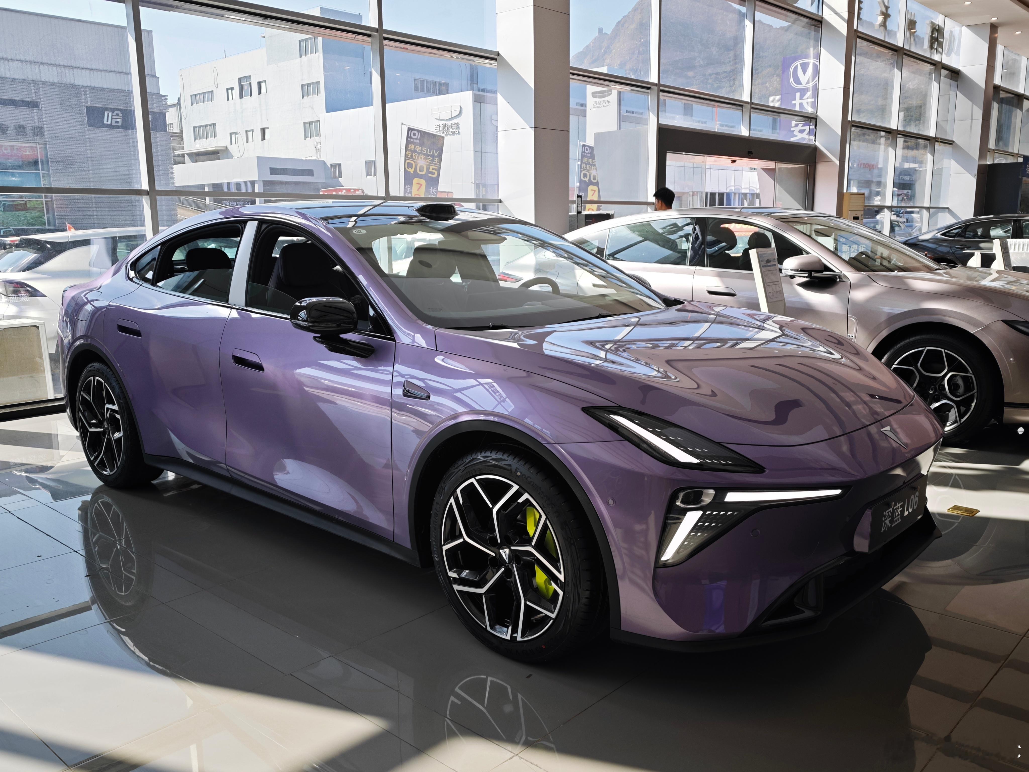 深蓝L06倒是挺有意思的，和启源A06相比明显更年轻化，看起来也更带劲，偏科生的