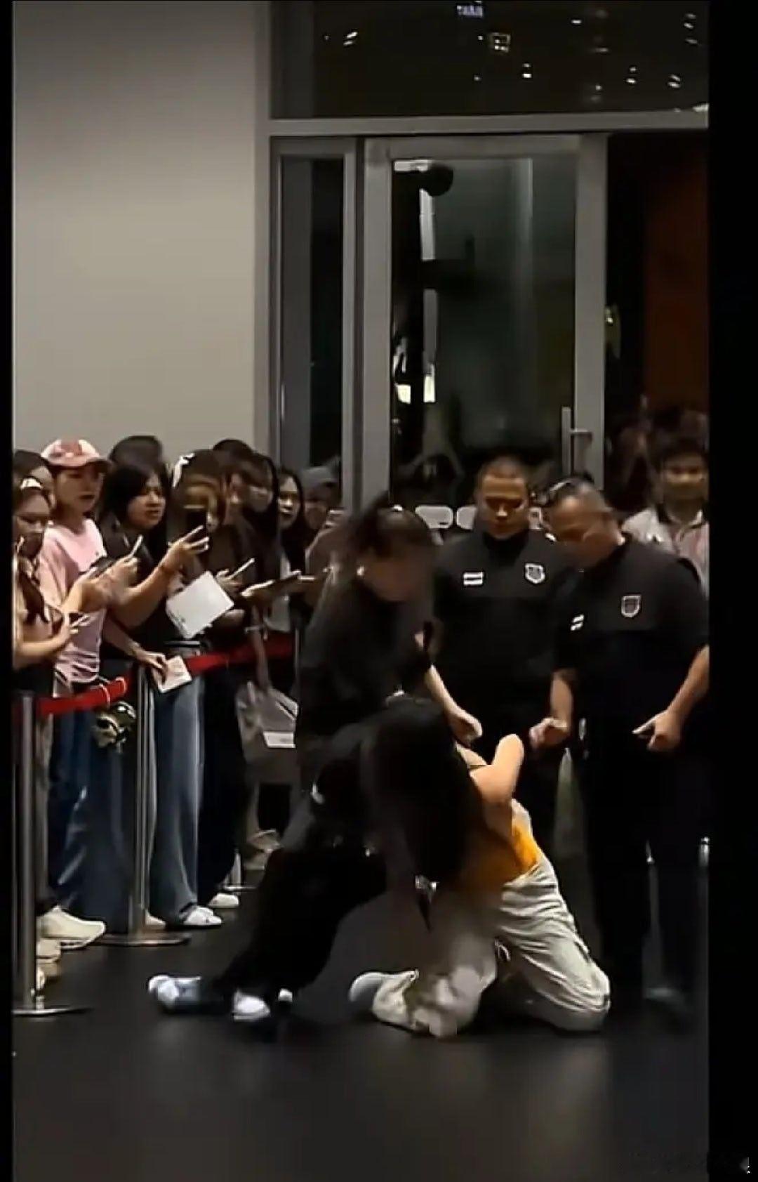 泰国GMM粉丝见面会中国女粉被打事件，后续正在朝向意想不到的方向。部分泰国粉丝呈