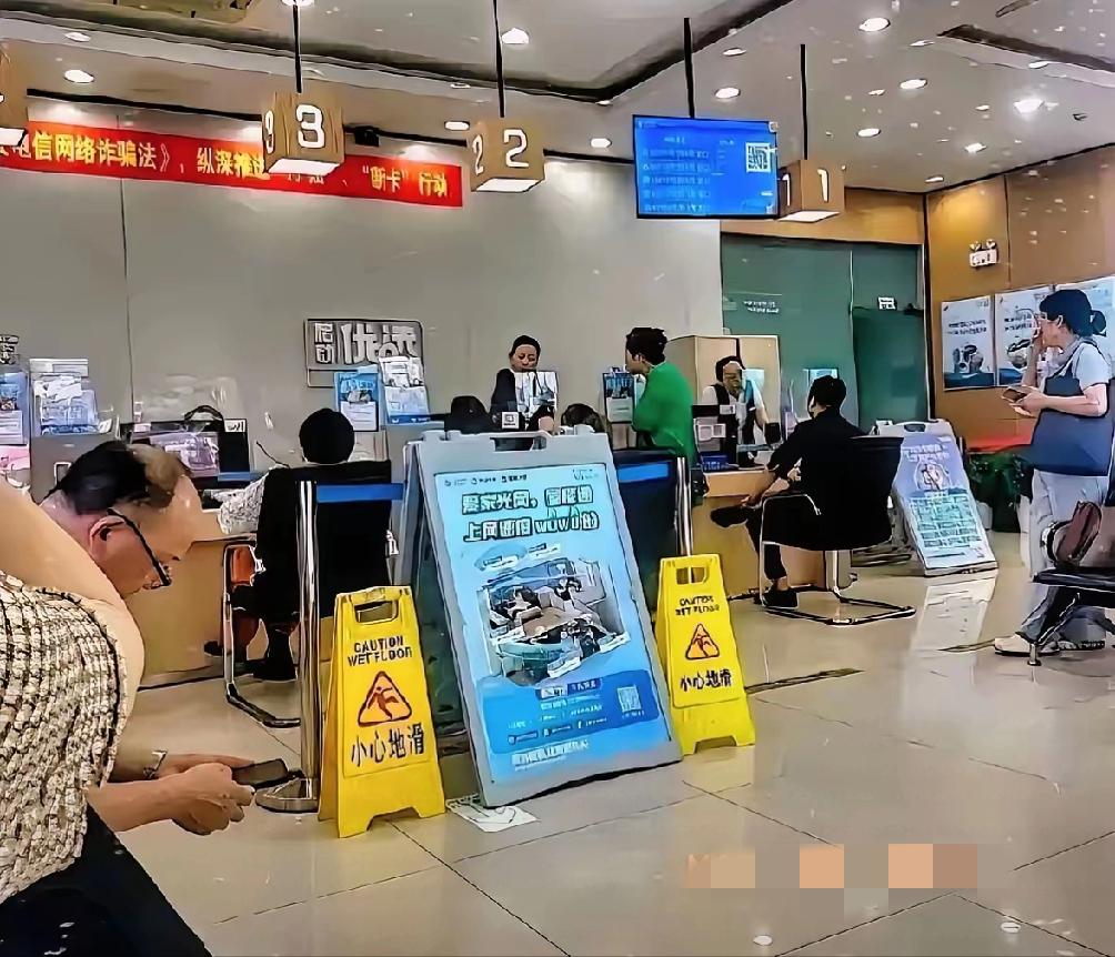 “杀熟”某营业厅内一大姐举着用了15年的号冲柜员吼：“新用户39元就160G，我