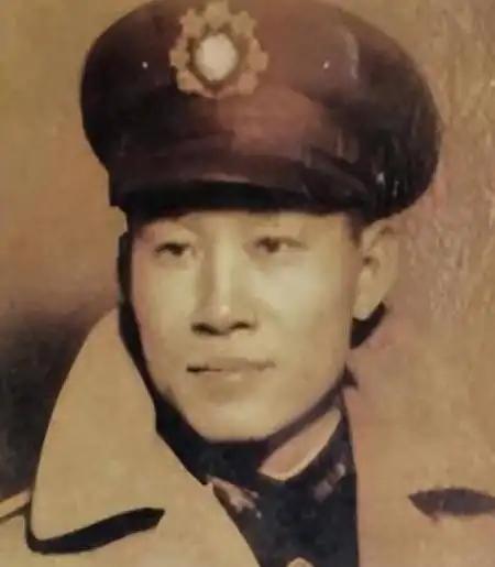 1951年，孙立人脱了衣服钻进被子，习惯性地搂住老婆，结果手感不对，吓得他立马滚