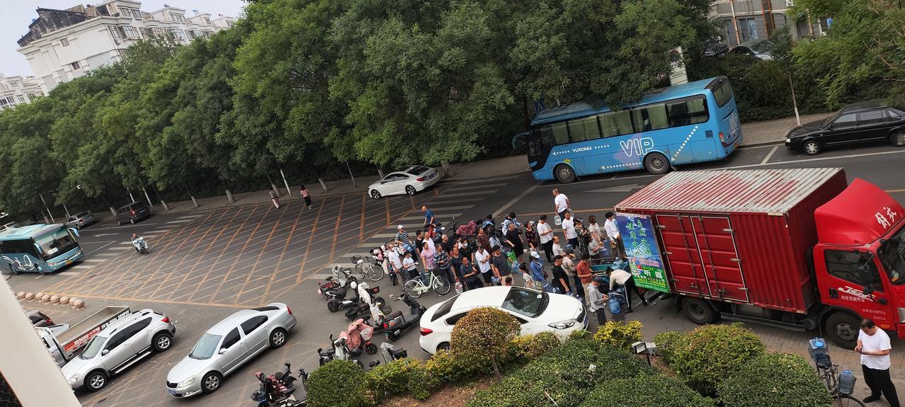 淄博张店小区门口卖水的很火爆，大车还没来，就有很多人排队了，主要是价格比小区里卖