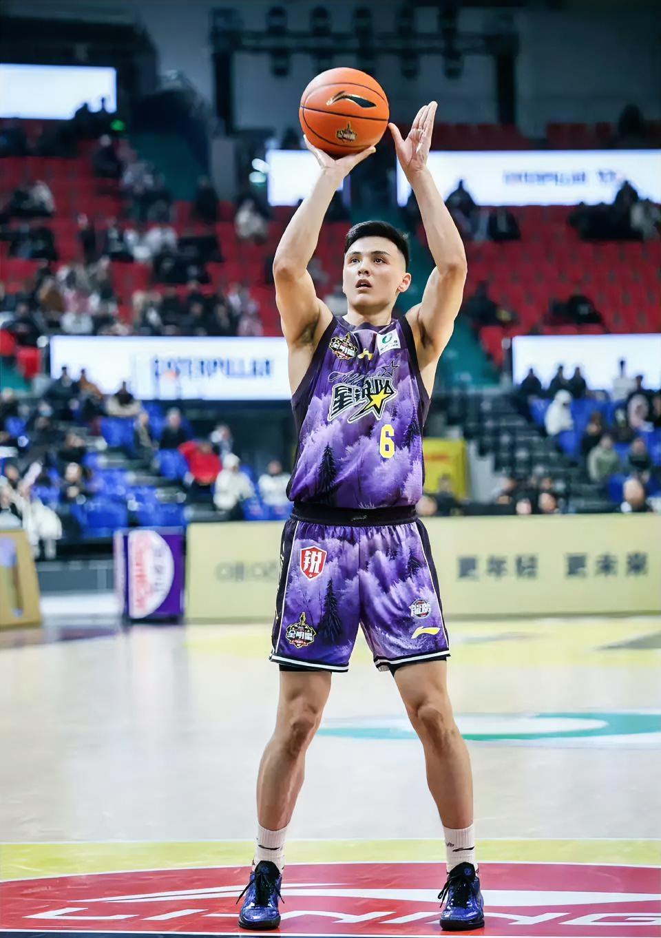 太可惜！山西70-74分惜败广州，这三位球员要为输球负责！1. 迪亚洛，拿着高