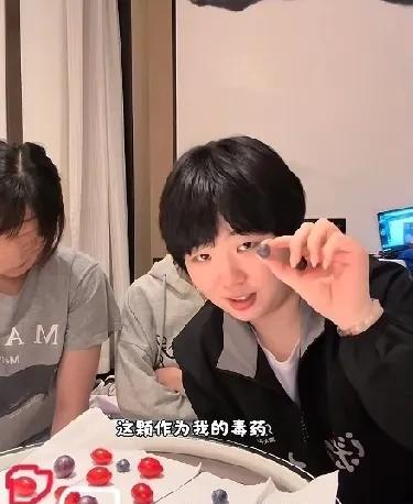 全程笑着看蒯曼和小姐妹一起玩游戏原来赛场以外她们就是邻家女孩也喜欢同龄人