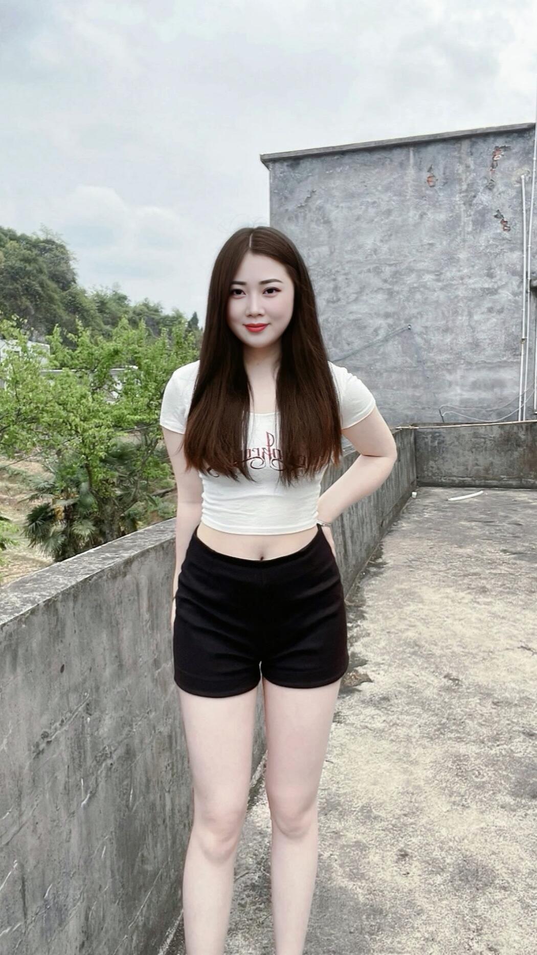 生活是一本丰富多彩的书，每一页都蕴含着深刻的智慧和无尽的可能，等待着我们去细细品