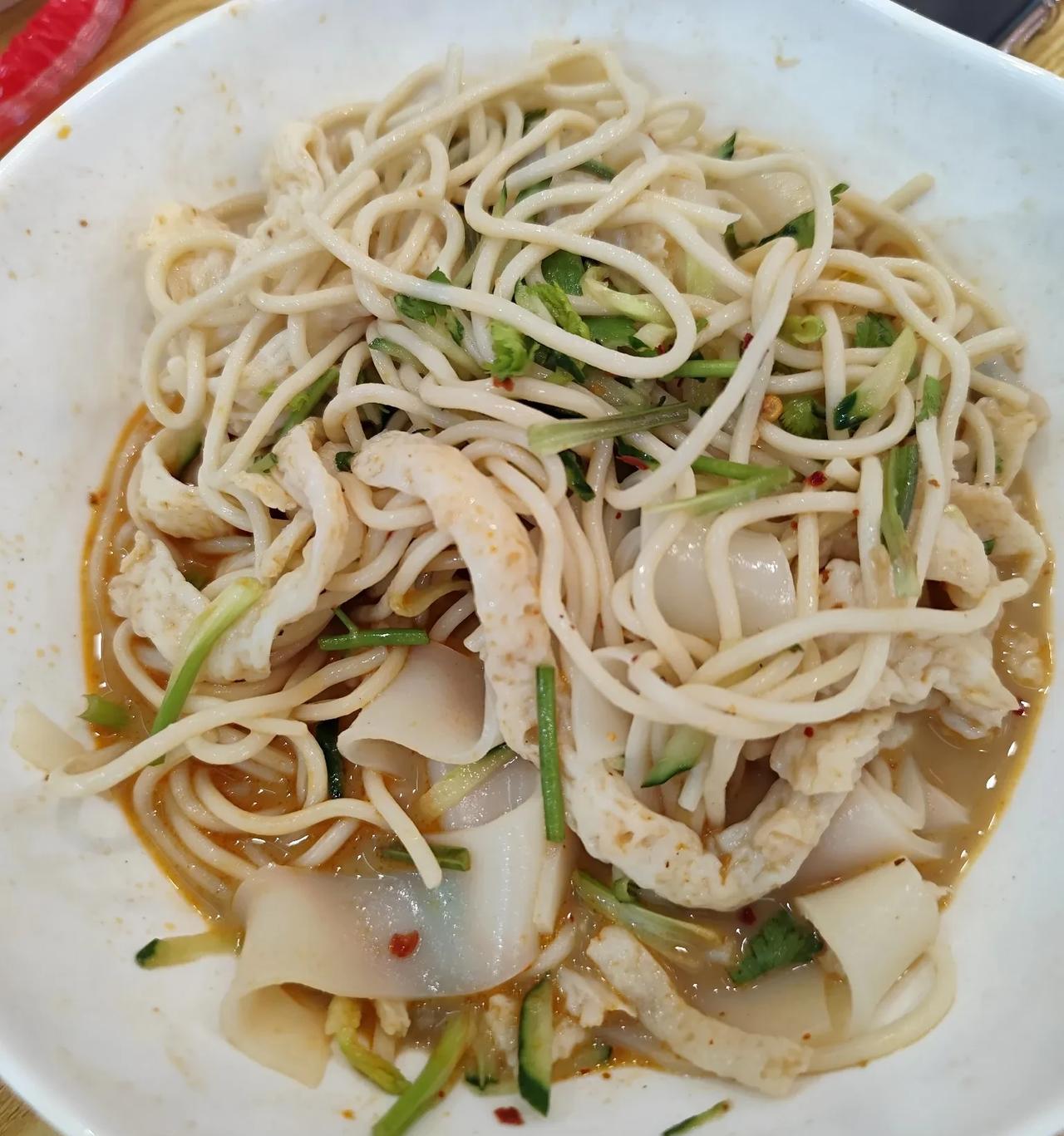 又上当了。中午懒于做饭，女儿下课回来说出去吃凉皮吧。然后一家人出去在一商超旁