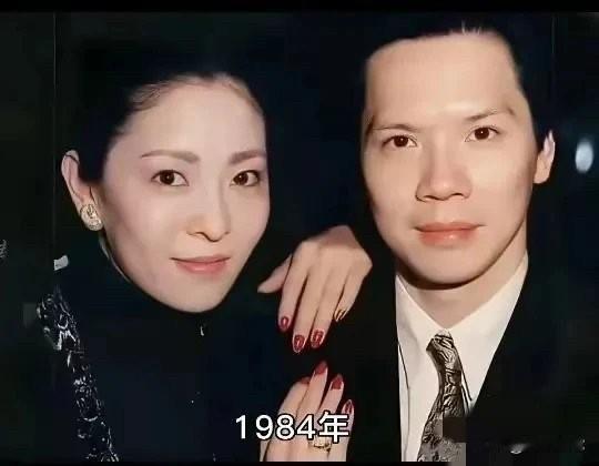 其实向华强早年在向家地位并不高，母亲是填房，初期话语权很弱。早年全靠弟弟向华胜带