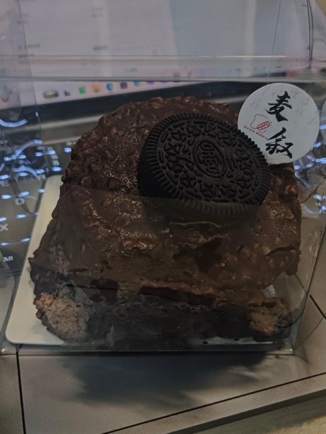 桌子上长了个坍塌的小蛋糕​