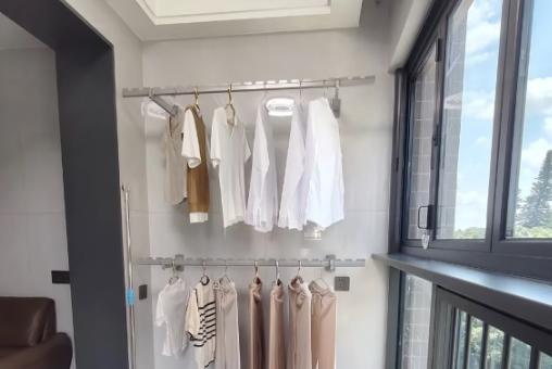 阳台不晾衣服，我家被邻居嘲笑了半年！直到她来串门，后悔没早学以前我家阳台挂满“