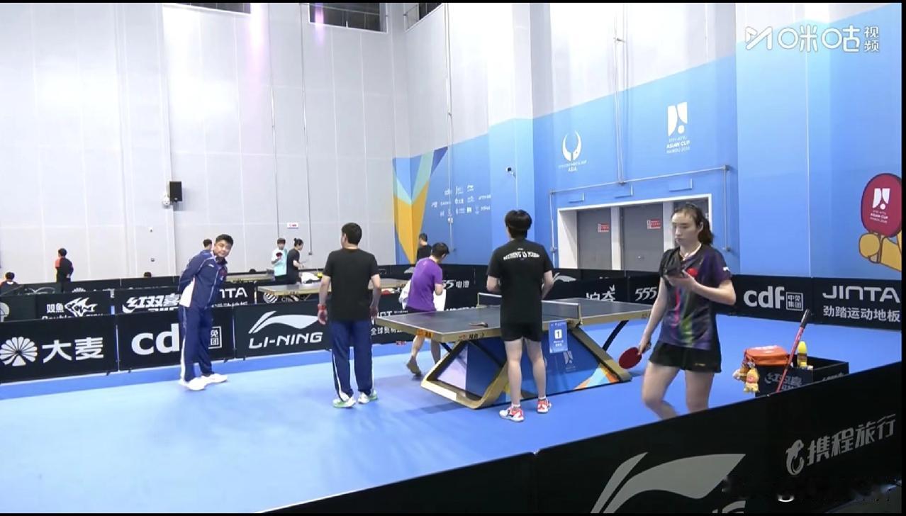 今天邱导陪莎莎一起练球了。一会儿黄镇廷的比赛结束，就是莎莎和金娜英上场了，刚刚