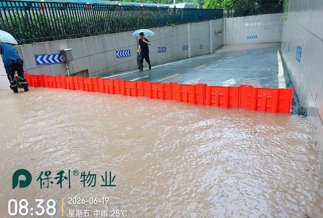 这是ai还是真图，右下角那里只放一个沙袋应该不容易堵住吧，还有就是这种挡水板真的