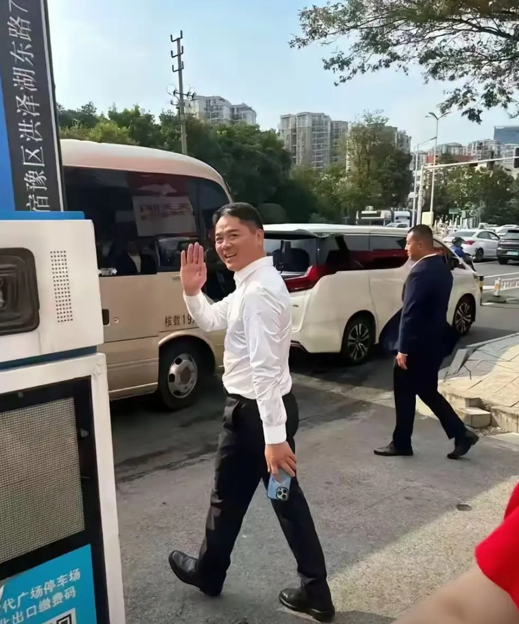 原来东哥也喜欢用苹果手机，用的手机套天蓝色，看样子像苹果14Pro。现在苹果最新