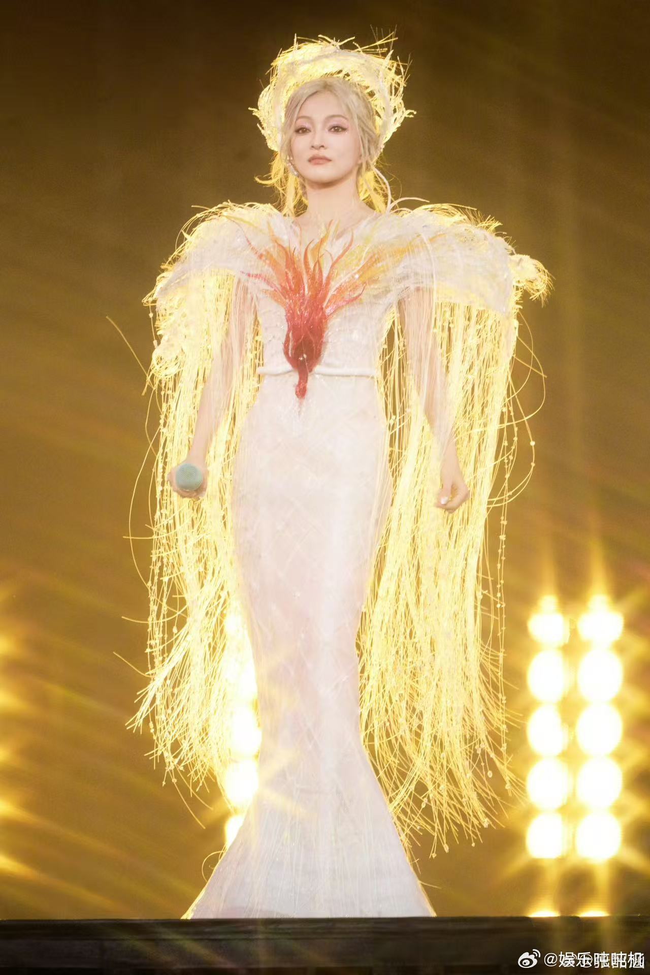 7个张韶涵同台飙歌苏州演唱会上，张韶涵把舞台玩出了新花样，七个不同造型的她同台