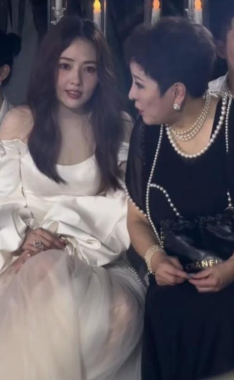 郭碧婷这儿媳妇是向太选的，马筱梅可不是张兰选的。 向太清醒自己的儿女都不靠谱