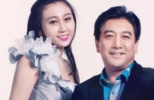2007年，水均益的妻子意外瘫痪，他却突然和妻子离婚，女儿哭着恳求：爸爸，为了我
