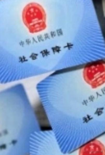 走社区医院门前路过，看里面没有病人，只有医生坐在办公桌前。我想到我是异地医保，