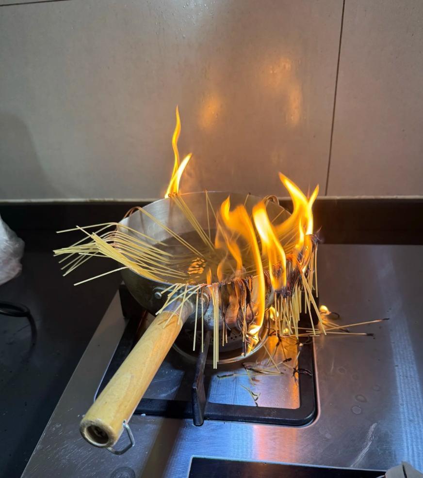 煮面条差点把厨房给砸了
