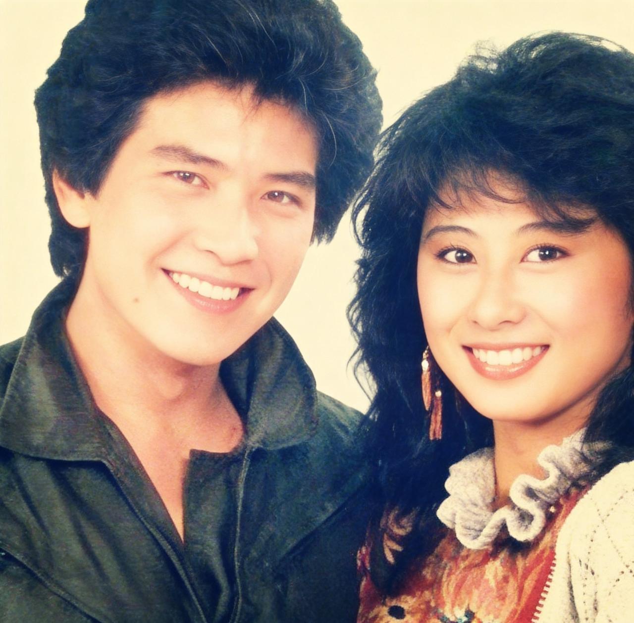 这是当年费翔与叶倩文在一起。当年，两人因经常在一起表演而相识、相知、相爱。两人也