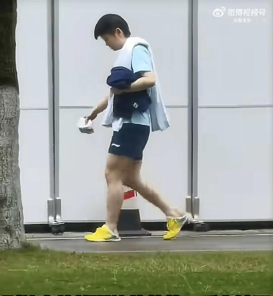 新鲜的孙颖莎[赞]，昨天训练结束的孙颖莎，肩上搭着毛巾，一只手拿着上衣外罩，一