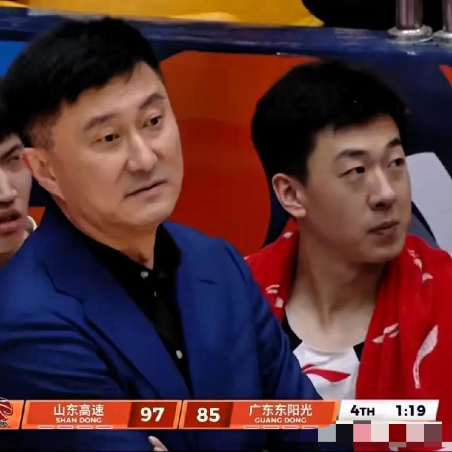 一场比赛把黑风双萨都干受伤了，于是关键的卡位战，客场打山东就只能奎因和麦考尔两个