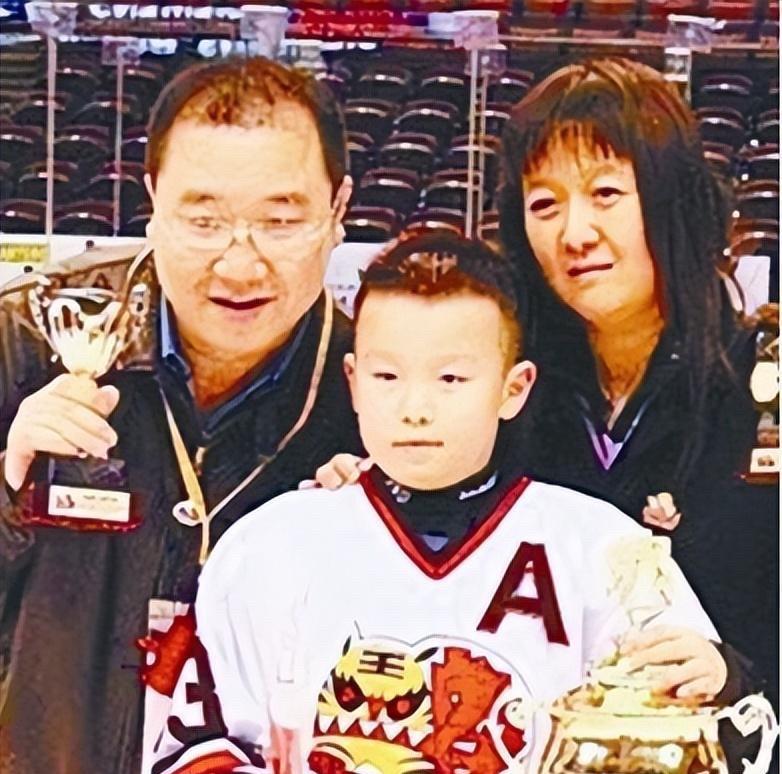 英达当年一句“巴图不再叫英巴图”，直接把亲儿子扫地出门。如今看巴图直播带货风生