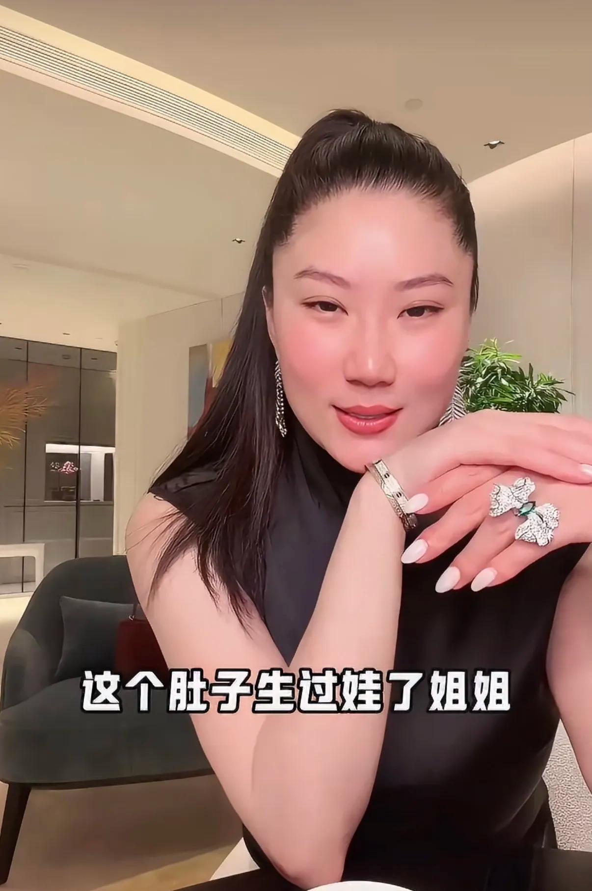 谢贤女友coco说，虽然有点凡尔赛，但只要亲眼见到她，都会羡慕她的身材。这话