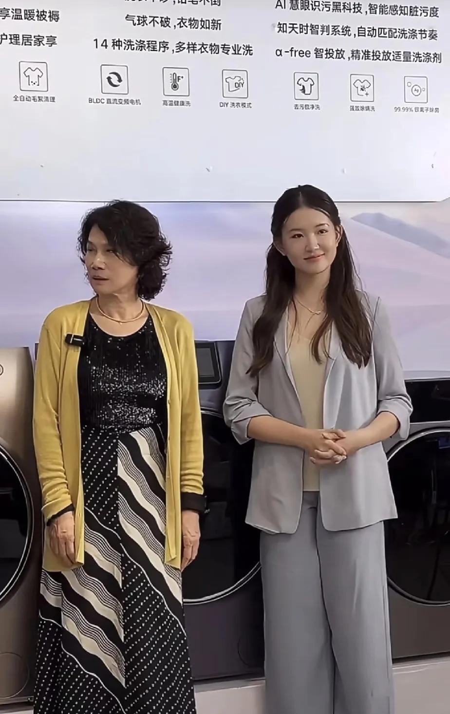 孟羽童和董明珠在一起，一直在搓手，尴尬溢出屏幕，感觉她眼里没光了，很不自在。