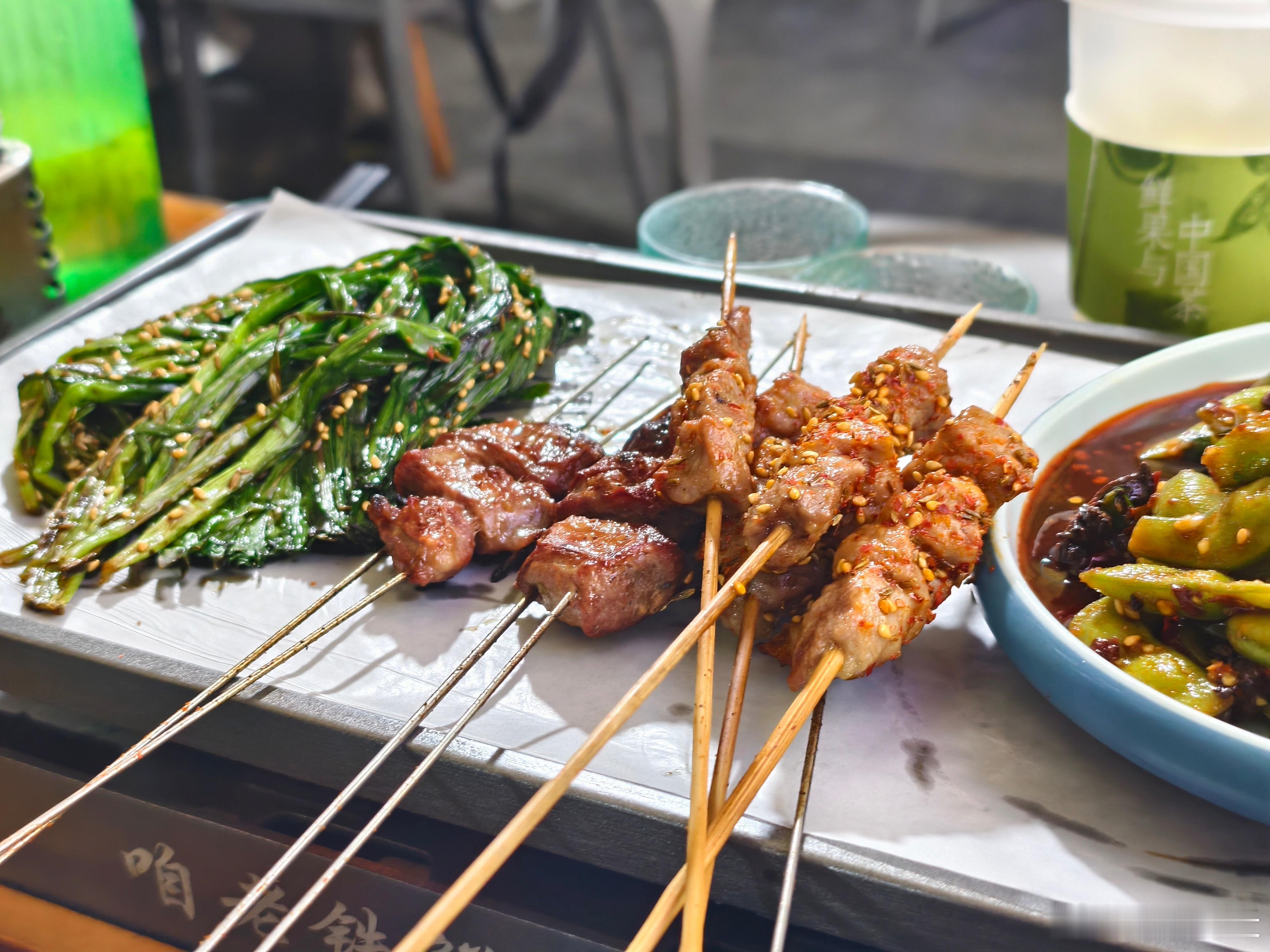 周末和大学同学撸个串，以前以为东北大油边是一块肥油烤串，上菜了才知道是一块很好的