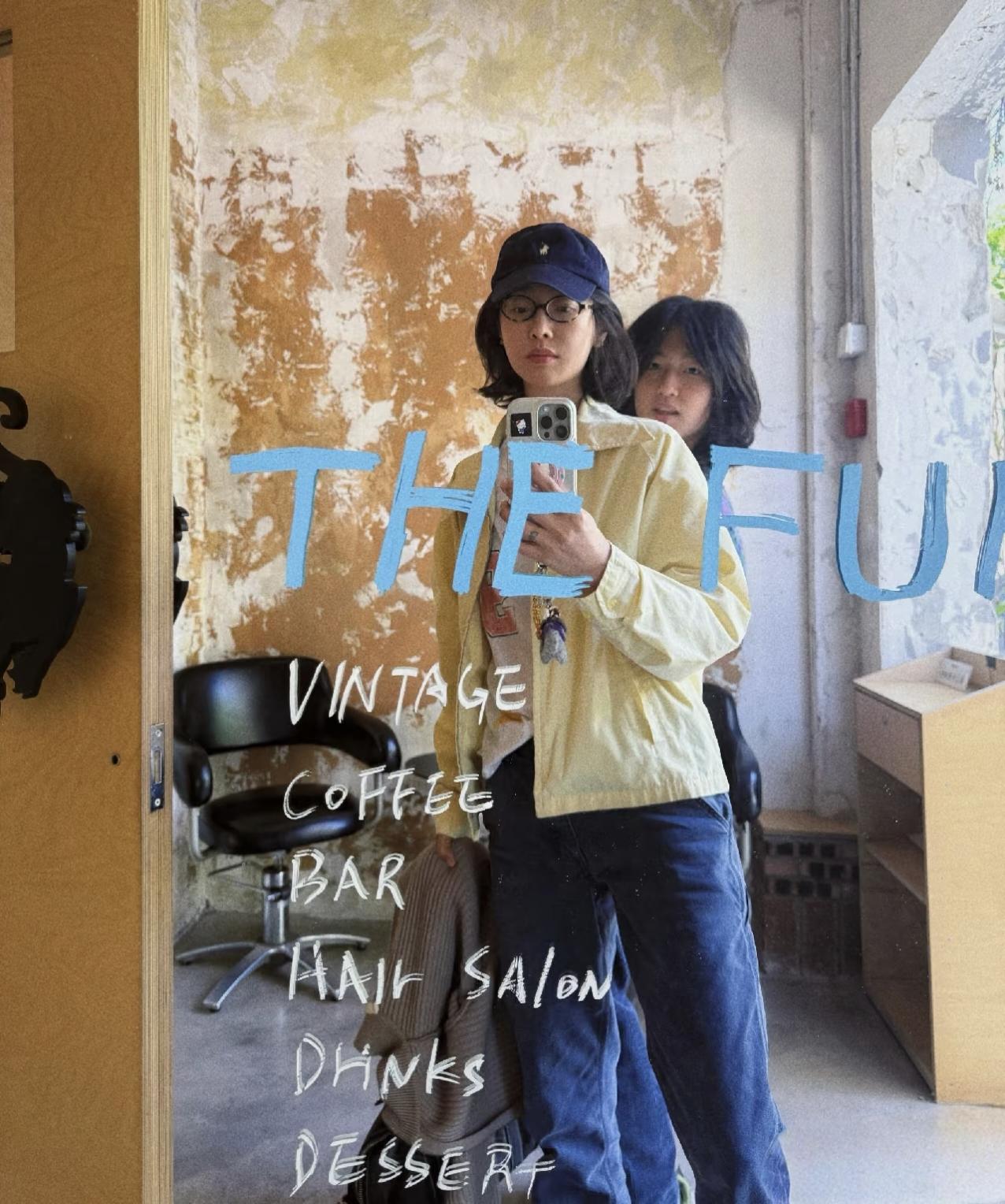 4月30日，白百何带18岁儿子元宝现身一家造型工作室剪头发。元宝的打扮像日系少年