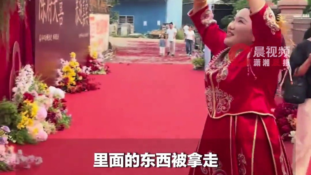广东一对新人结婚向旁边初中撒喜糖，收到孩子们凑的十几元“份子钱”，新郎回应
